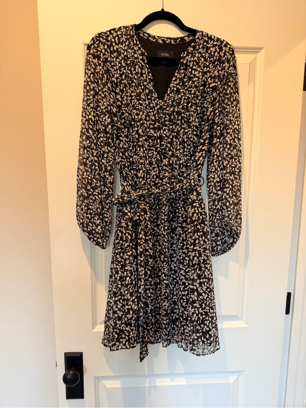 MSK Black and White Leaf-Print Long Sleeve Wrap Dress